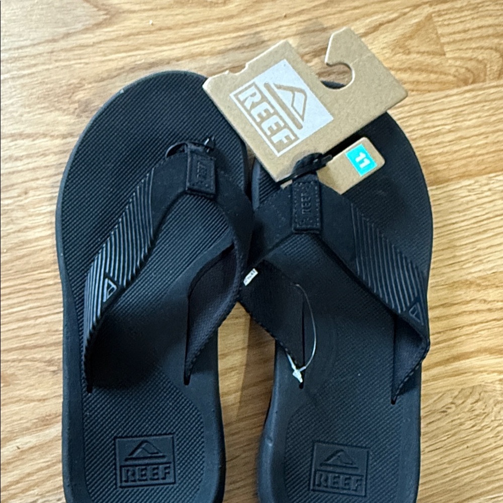 Reef Men's Black Flip Flops with Textured Straps